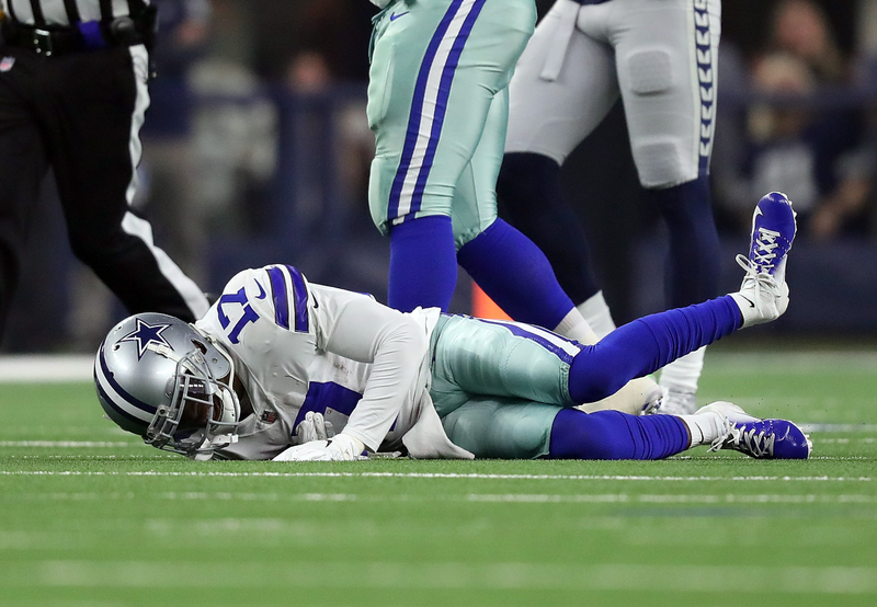 Illustration for article titled Cowboys WR Allen Hurns Leaves Game On Stretcher After Gruesome Leg Injury